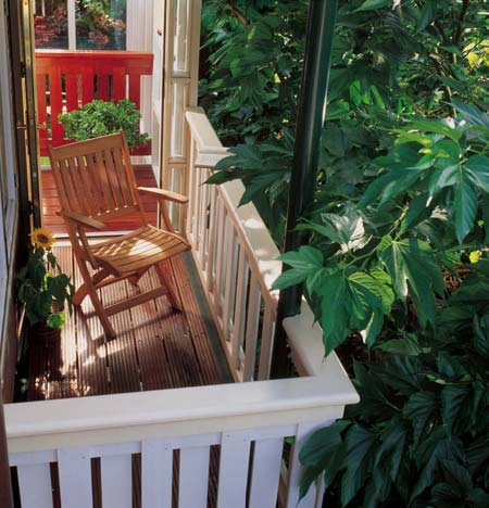 Das Vogelh�uschen als Zuhause f�r heimische V�gel. Im Vogelhaus zeigt sich der kr�nende Abschluss im Garten.